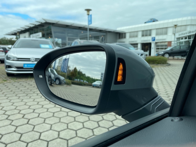 Golf VIII 1.5 eTSI DSG Life LED AHK SHZ Navi