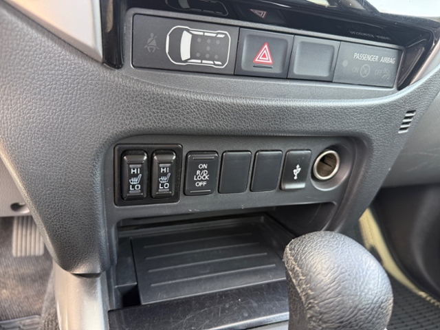 L200 2.4 DI-D 4x4 Top DoKa Xenon Leder