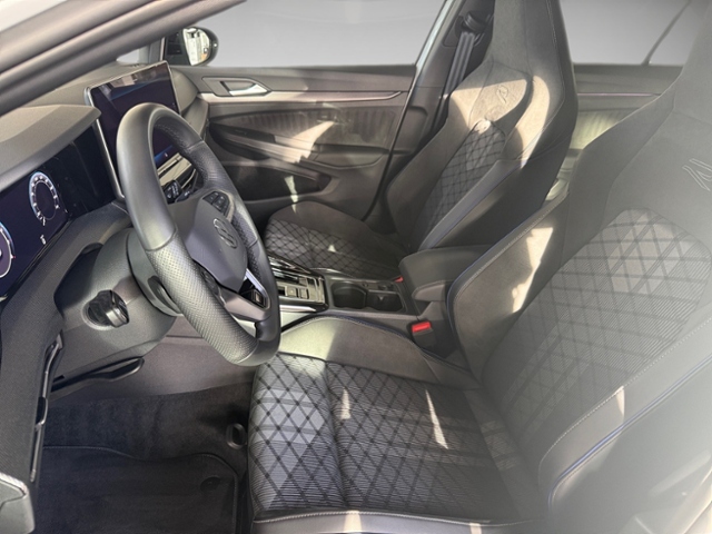 Golf VIII 1.5 eTSI DSG R-Line Kamera LED
