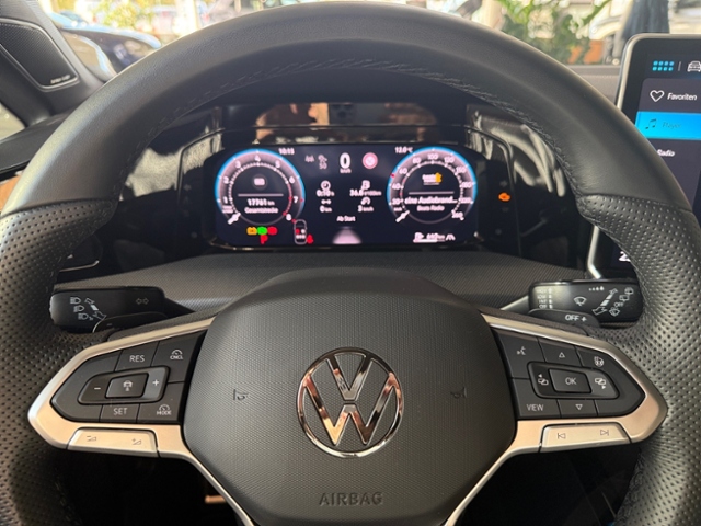 Golf VIII 1.5 eTSI DSG R-Line Kamera LED