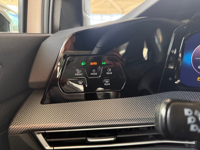 Golf VIII 1.5 eTSI DSG R-Line Kamera LED