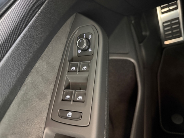 Golf VIII 1.5 eTSI DSG R-Line Kamera LED