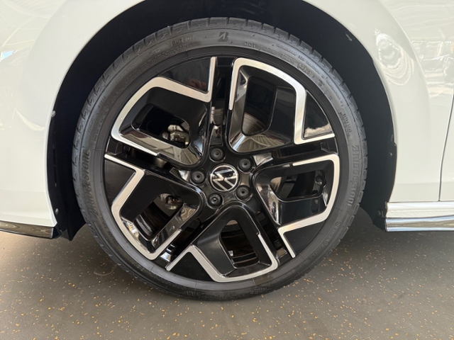 Golf VIII 1.5 eTSI DSG R-Line Kamera LED
