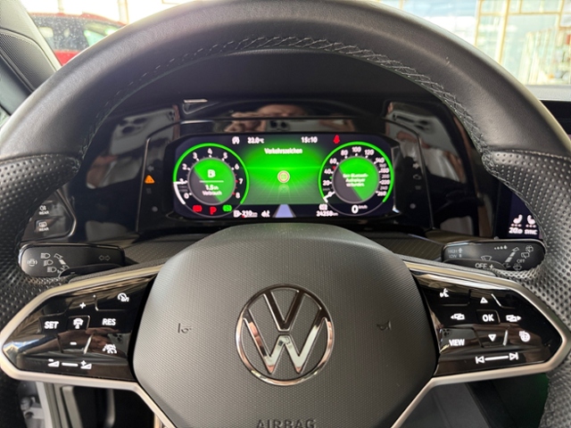 Golf VIII 1.5 eTSI DSG R-Line AHK Standh. Kam.