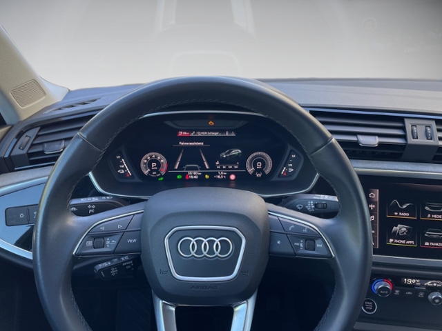 Q3 45 TFSI e S-line Matrix Business TopView