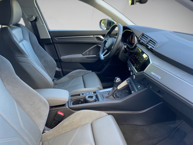 Q3 45 TFSI e S-line Matrix Business TopView