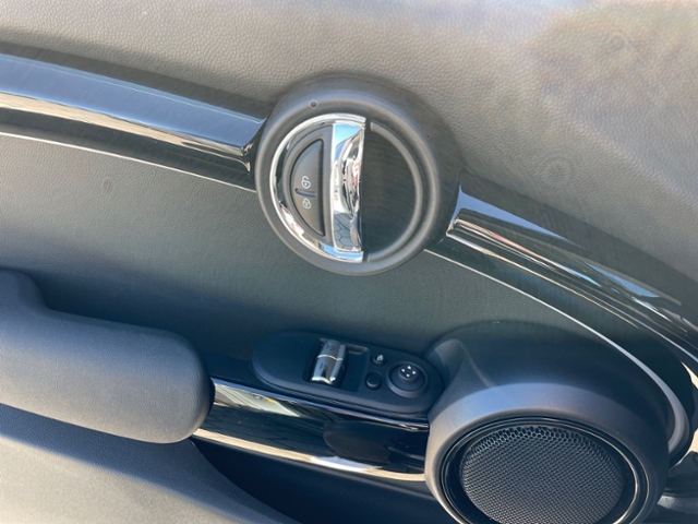 Cooper SE Classic Trim Premium Connected Nav