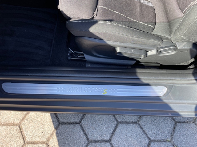 Cooper SE Classic Trim Premium Connected Nav
